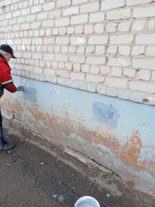 Закрашена реклама и надписи на домах