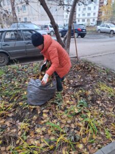 Продолжается уборка листвы и веток во дворах МКД