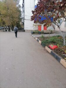 Продолжается уборка листвы и веток во дворах МКД