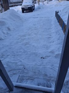 Продолжается уборка снега во дворах МКД